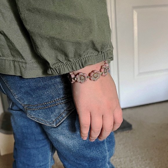 Handmade stretch bracelet with Czech anemone windflower design in six colors - Picture 5 of 14